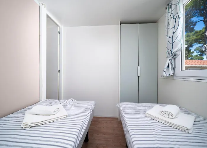Azura Mobile Home, Биоград-на-Мору