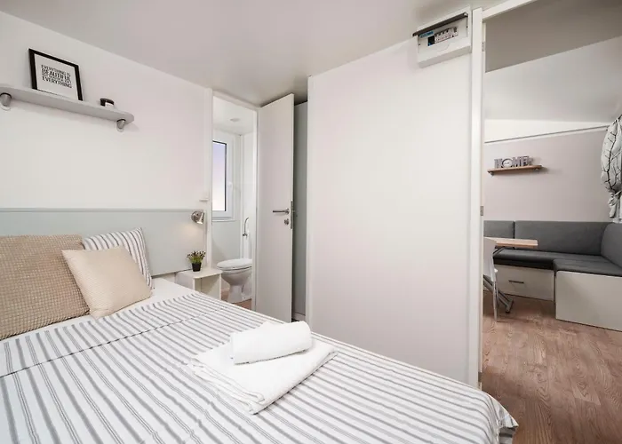 Azura Mobile Home, Кемпинг