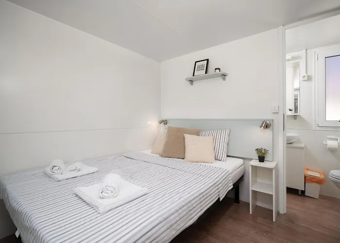 Azura Mobile Home,